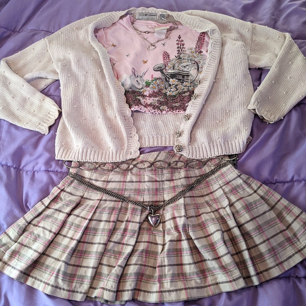 Adorable vintage baby pink bunny tee.
